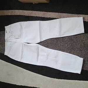 *HP* NEW Judy Blue Distressed Boyfriend Jeans - White